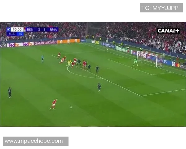 欧冠激战：拜仁逆转本菲卡补时绝杀引发全场狂欢与转会传闻